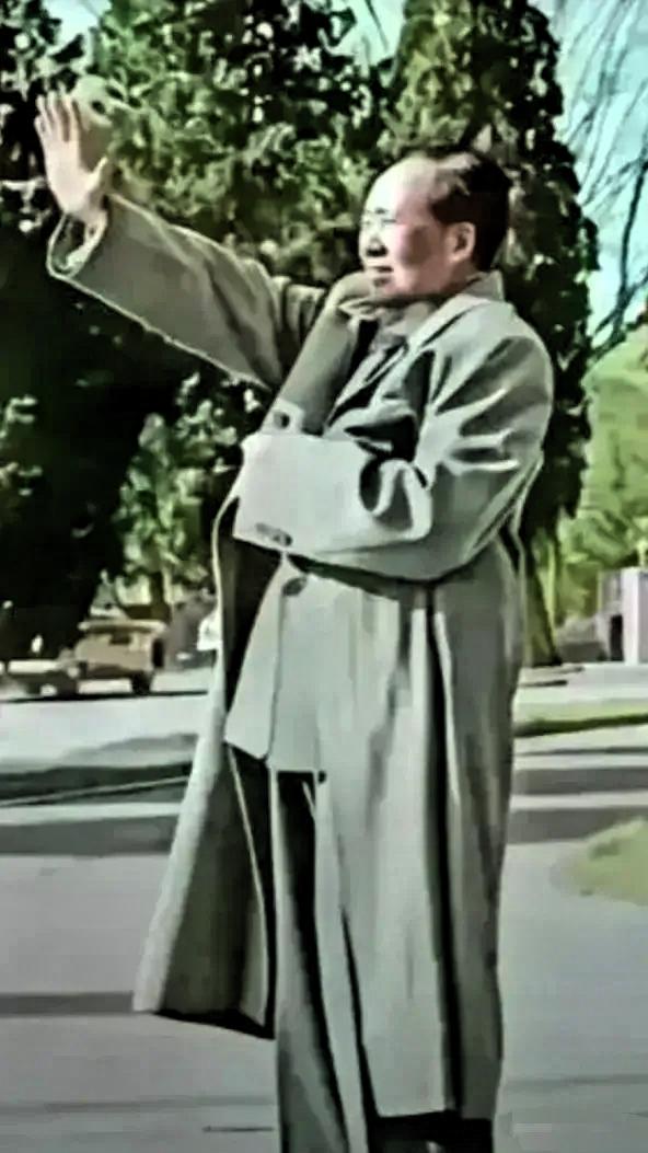 盛世空前，怎敢忘记伟人的千秋功德？吃水不忘挖井人，幸福感恩毛主席！
 
如今我们