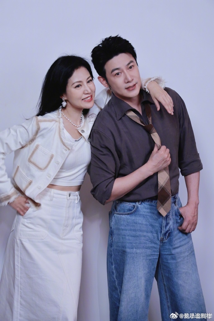 鲍蕾对陆毅是生理性喜欢 下意识靠近的肢体语言最动人，鲍蕾总是不自觉倾向陆毅的方向