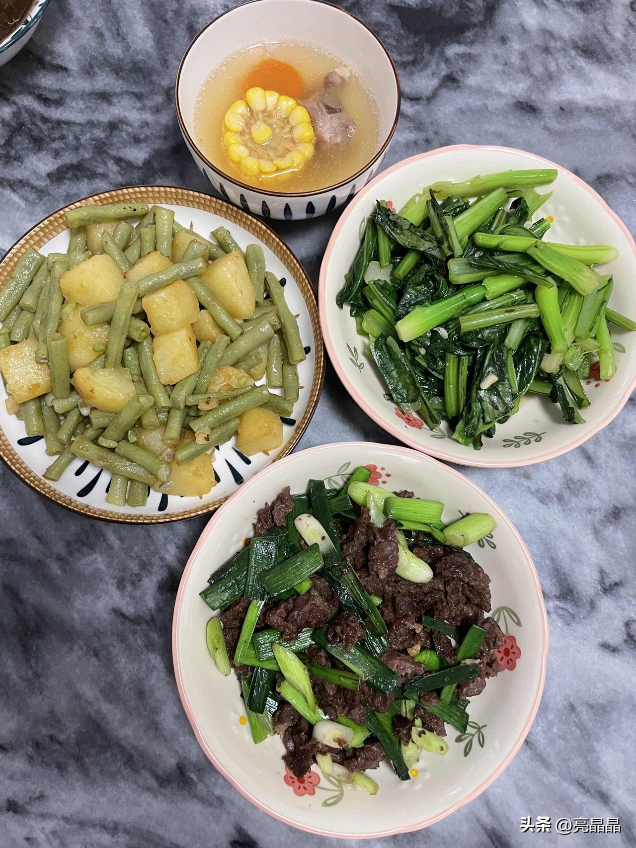 婆婆说好久没吃牛肉了，那今天就安排小炒黄牛肉，想吃立马安排上。

黄牛肉买的时候