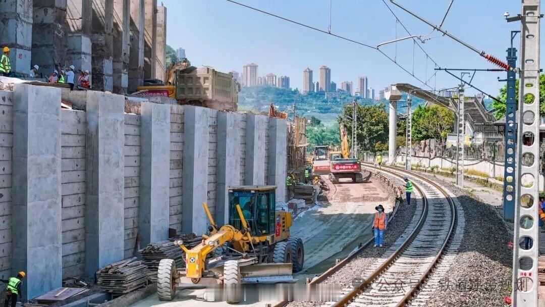 国铁头条【成渝铁路改造，两区段双线已贯通】西南铁路公众号消息：4月30日，随着伏