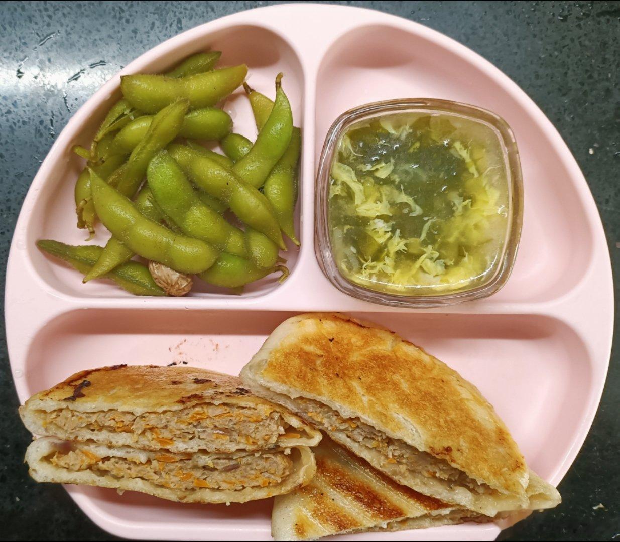 #糖糖的饭饭##科学育儿营养护航# 昨天午餐：胡萝卜洋葱黑猪肉馅饼，煮毛豆，裙带