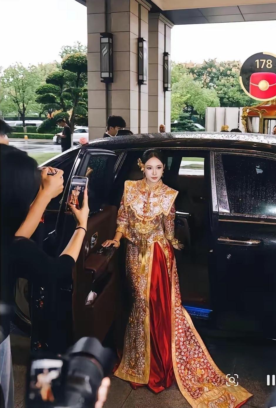 江苏女孩出嫁，娘家给了千万陪嫁，爸妈588万，大哥二哥三哥各100万。 黄金68