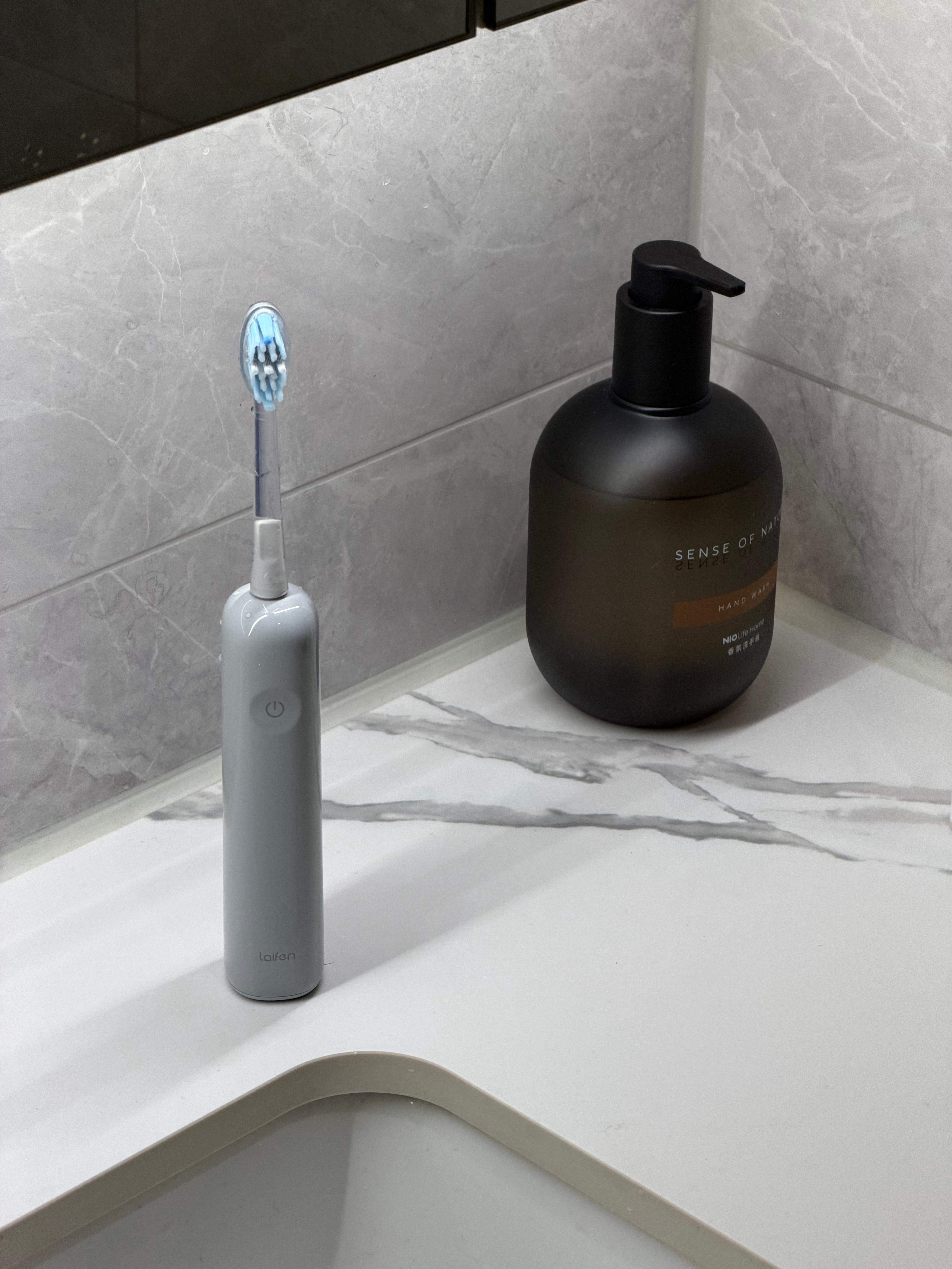 尝试了扫振式的电动牙刷，这清洁效率让我感觉电动牙刷似乎本该如此。感叹老旧技术真是