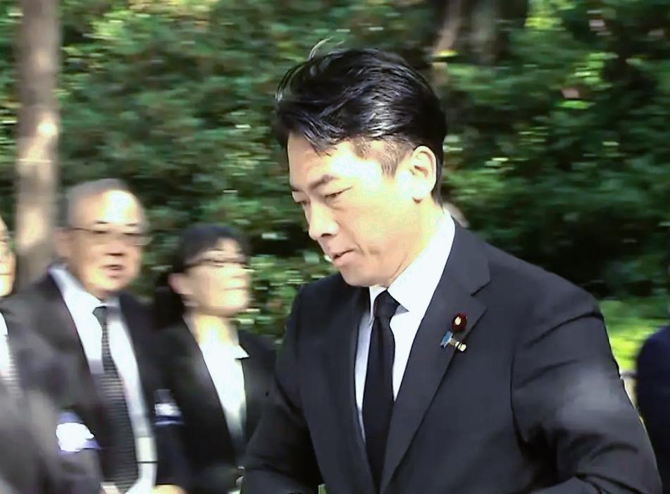 日本战败投降81周年，日本防卫大臣小泉进次郎跑去靖国神社“拜鬼”，首相高市早苗还