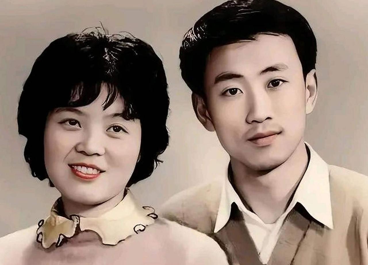 1977年，知青刘小勇考上大学，准备出发去报到。农村女友红着眼，紧张道：“你，你