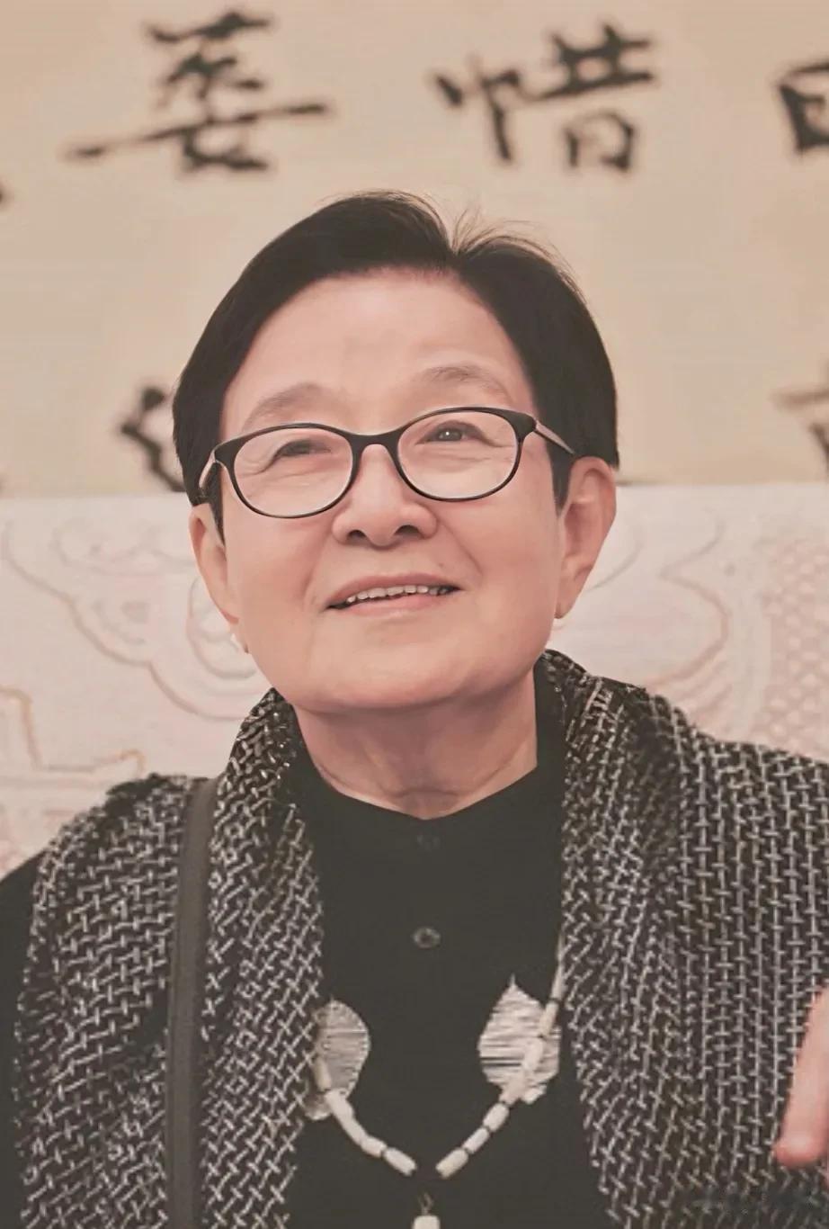 重量级老一辈艺术家谷建芬老师，最近接连做错两件事，从而“引火烧身”引发网暴:

