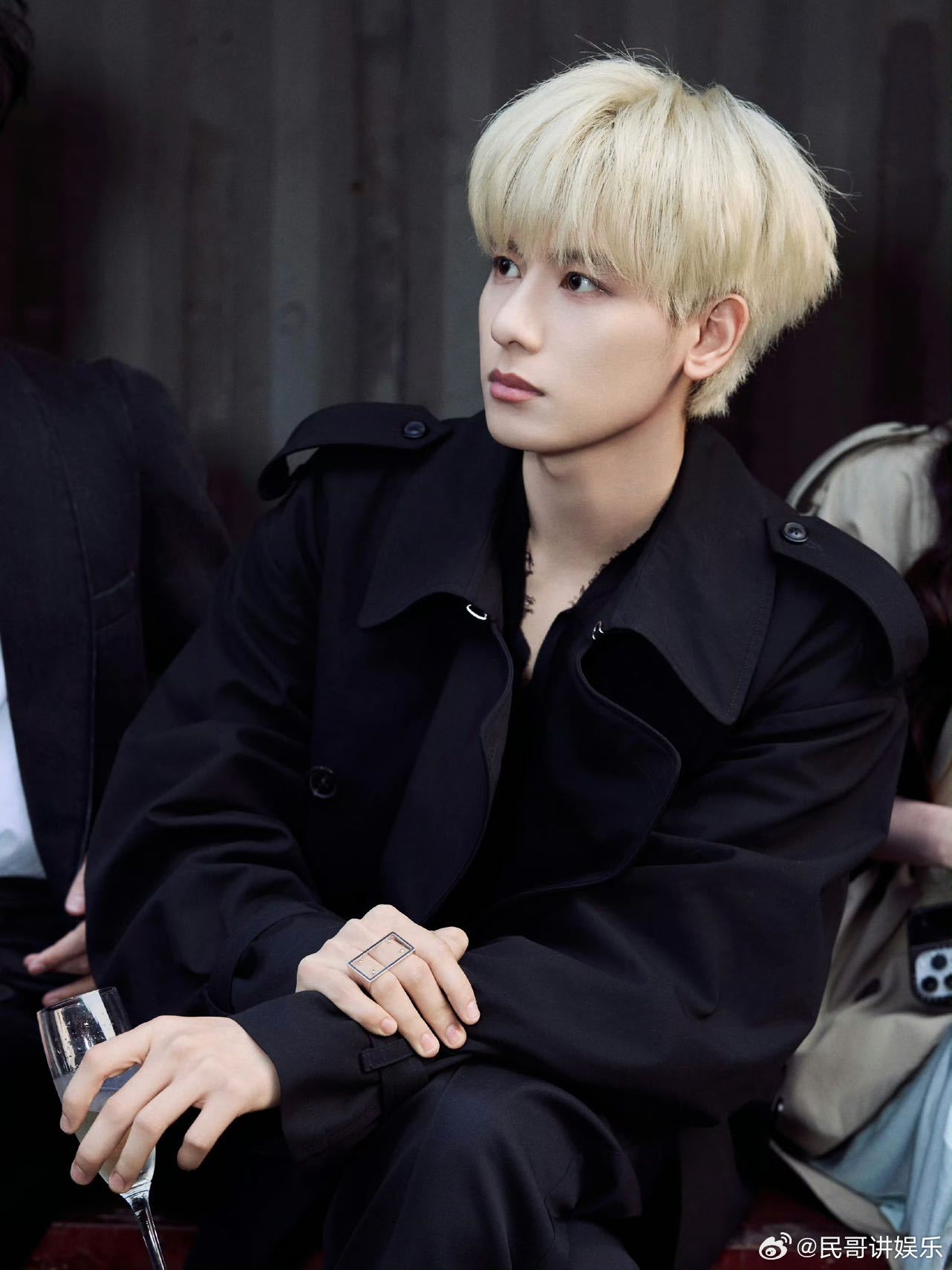 胡先煦金发刚用刷子刷的胡先煦刷子是头发做的 这联想戳中笑点！金发与刷子的完美撞色