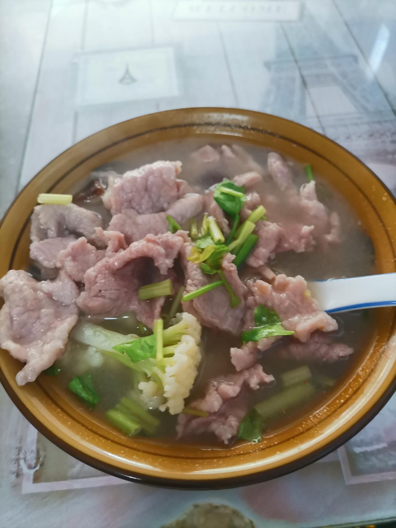开吃咯，今天是莆田炝肉汤和炒兴化粉。莆田美食真的绝，炝肉可是天九湾名吃。猪里脊切