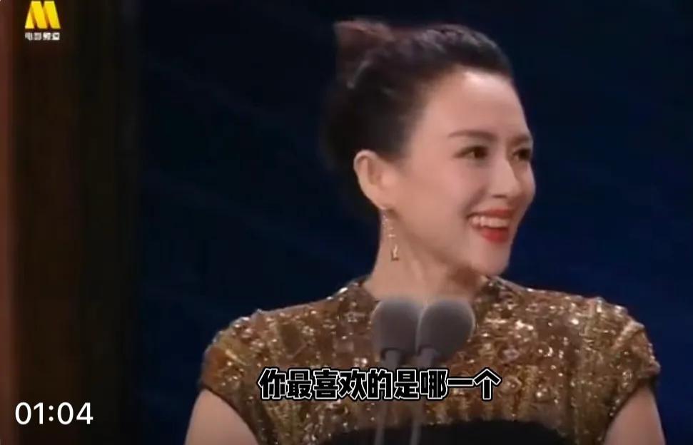 章子怡，这也太尴尬了！
微博电影之夜，沈腾和章子怡同台领奖，没想到，尼格买提的一