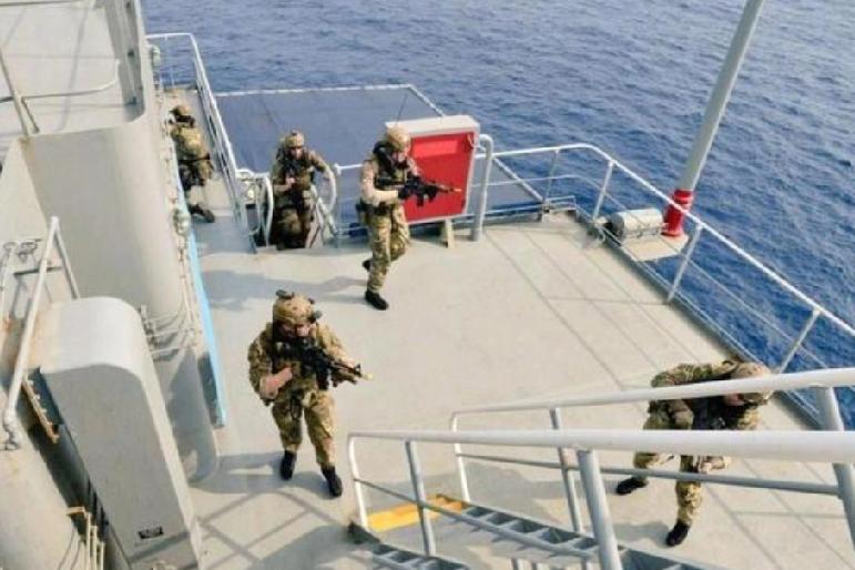 法媒:逃跑油轮突然画了面俄罗斯国旗，追了10天的美国人在海风中凌乱......