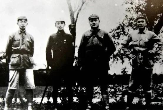 1941年，新四军击毙了100多名日军，不久，日军派人来索要尸体，罗炳辉笑道：“