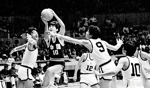 1982年11月26日，第九届亚运会男篮比赛，卫冕冠军中国队98比92（上半场4