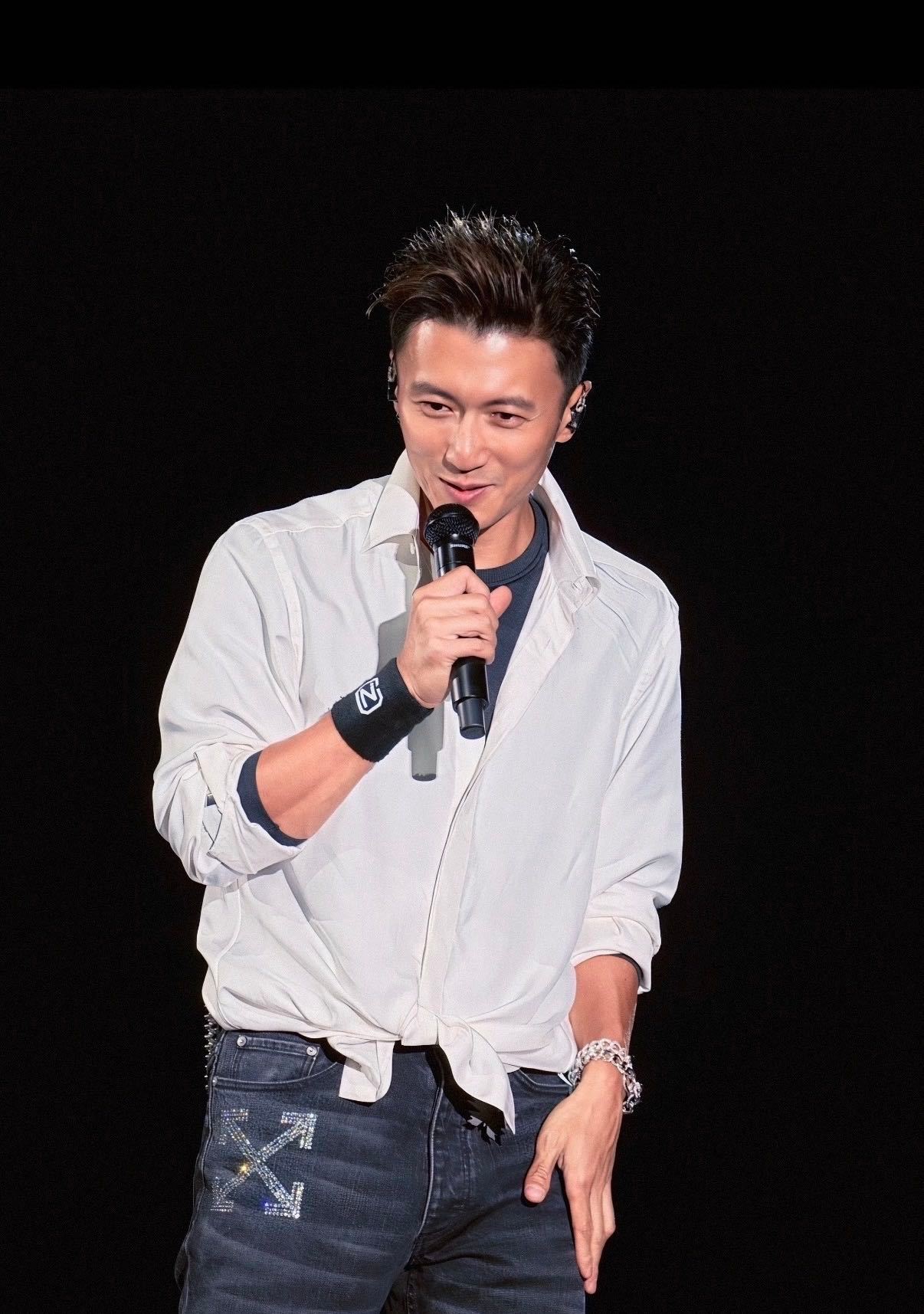 谢霆锋这就是年上的魅力吗谢霆锋成都演唱会首唱蒸发  什么叫年上魅力？就是谢霆锋这
