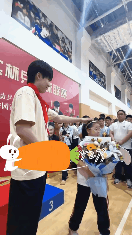 这个小姑娘以这种方式出名啦！[捂脸]
大头一行参加学校活动，其中学校安排一项给大
