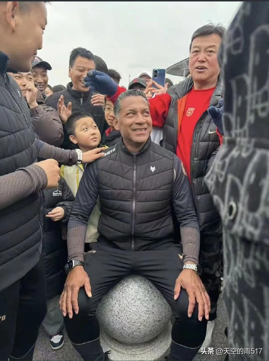 今天下午，西北狼陕西联合迎来了今年回到西安后的首次训练，热情的陕西球迷们聚集在沣