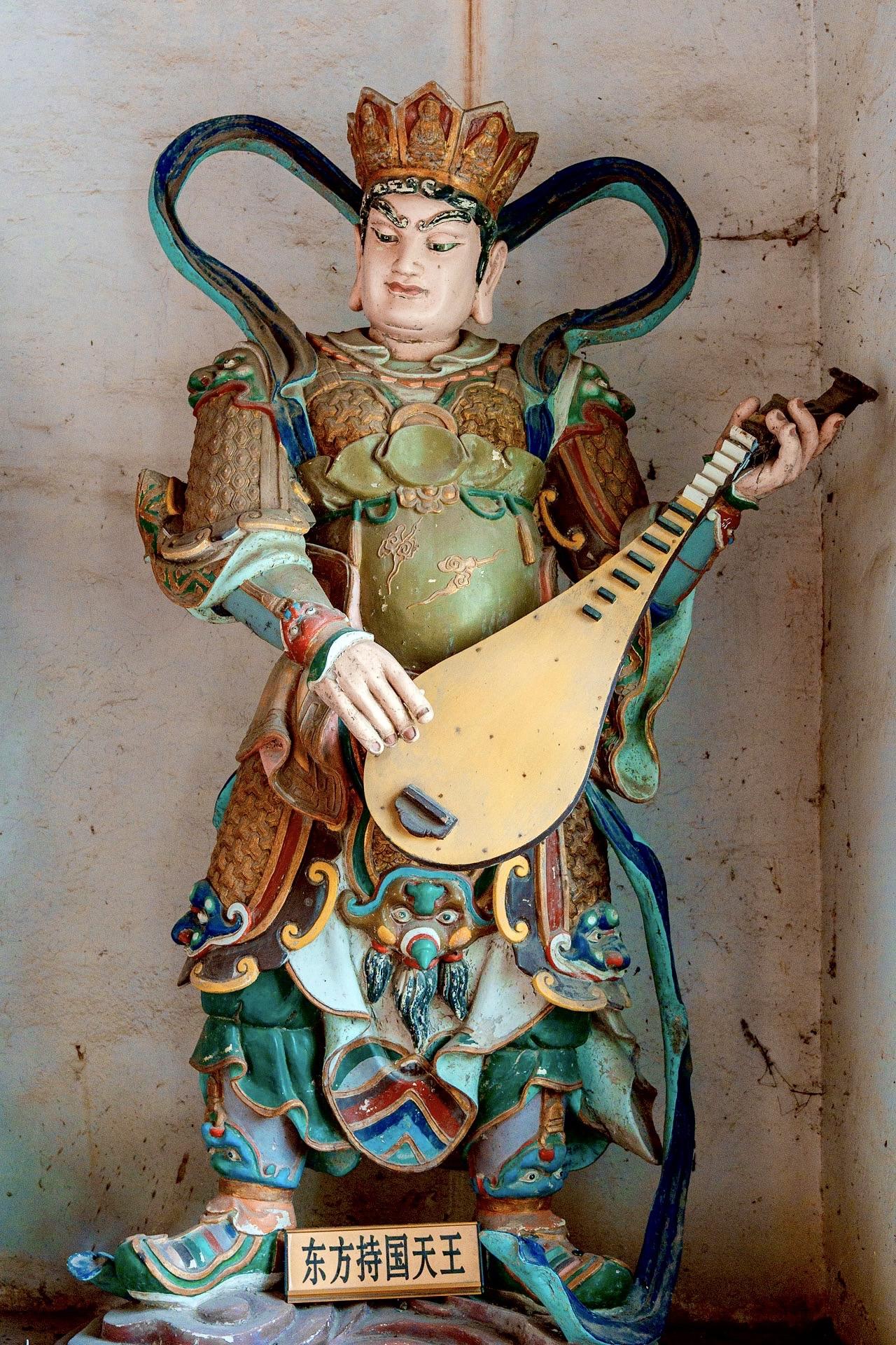 老山深处的兜率寺，远离城市喧嚣。 四大天王像太生动了，表情还有点小傲娇。