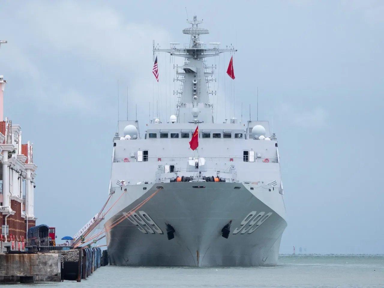 中国🇨🇳海军071综合登陆舰999井冈山舰正面照|该舰和戚继光舰一同访问马来