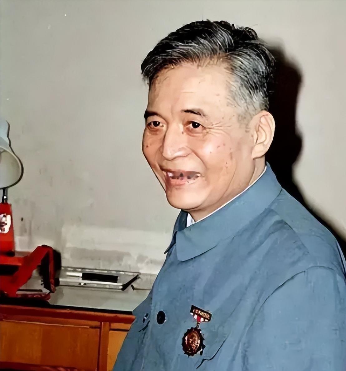 1986年，弥留之际的邓稼先向中央提出一份建议书，指出世界上的核弹理论水平接近极