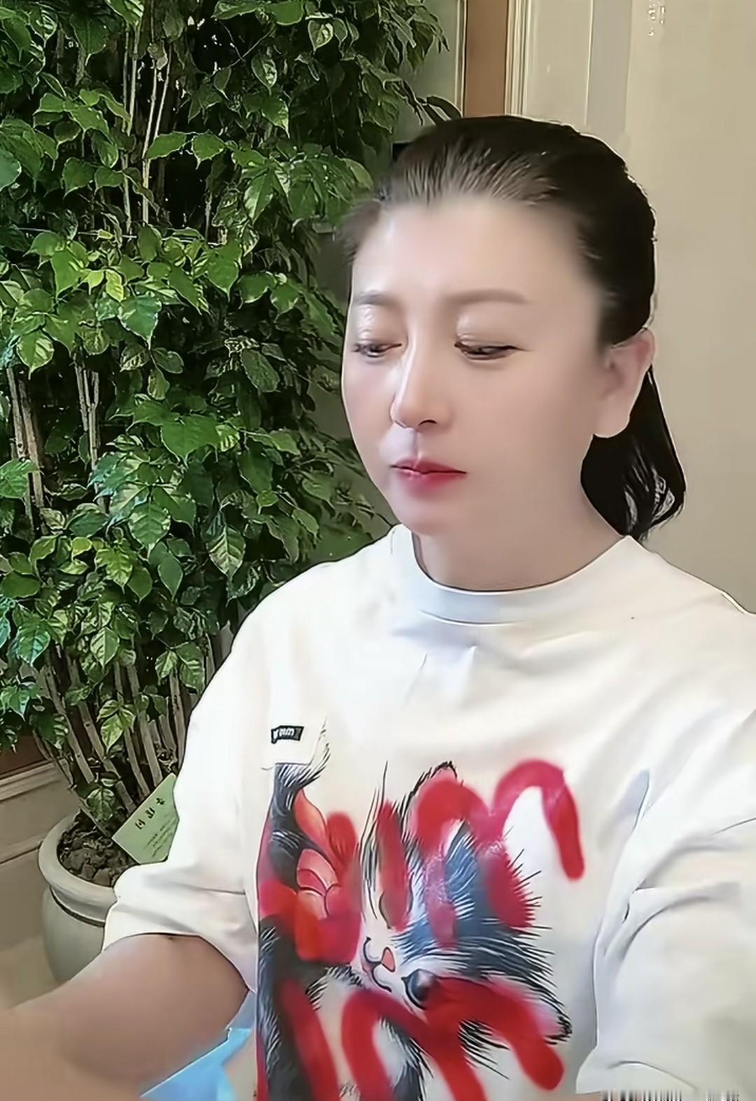 一个差点当上婆婆的人，却在直播间里，把美颜开到亲儿子都认不出来。
前天。
她又在