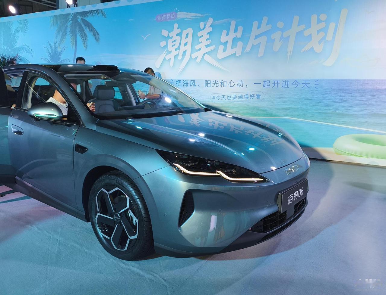 比亚迪海豹06掀桌子，2027款海豹06起售价9.99万起[捂脸]
作为一台中型