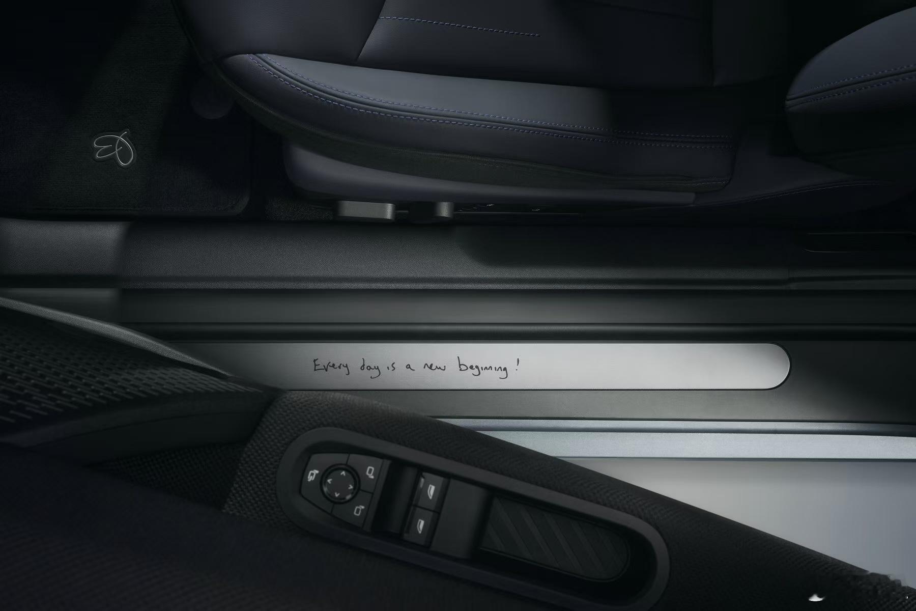 MINI PAUL SMITH 设计师款全球首秀10 月 29 日，MINI 与