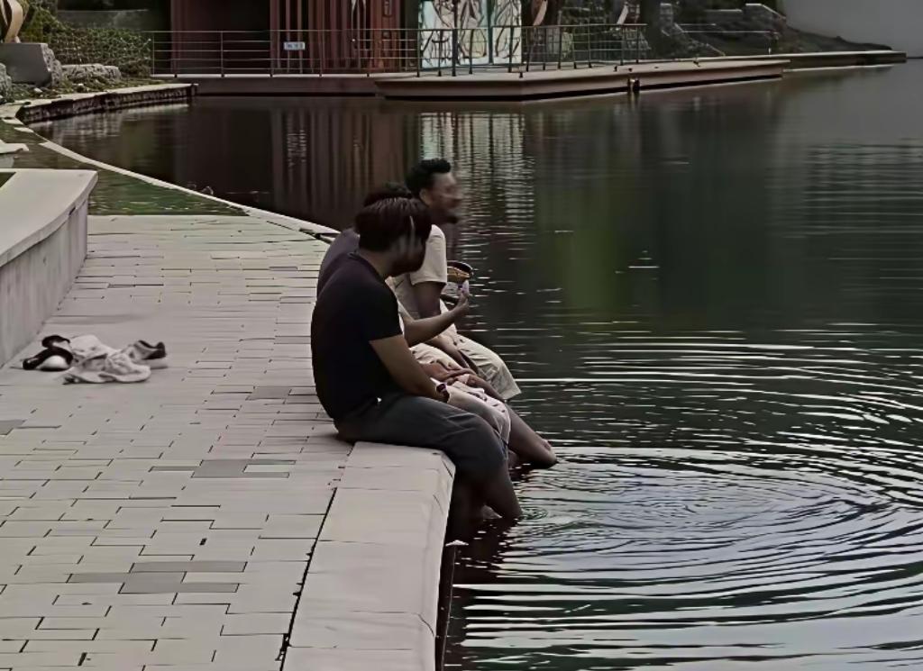 朝阳公园观景湖，不再只是单纯的观个景，如今，它已被迫解锁了“异域泡脚”功能。
 