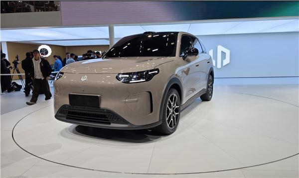 【年末车市订单遭疯抢：近20品牌推购置税兜底政策】在2025年进入尾声、2026