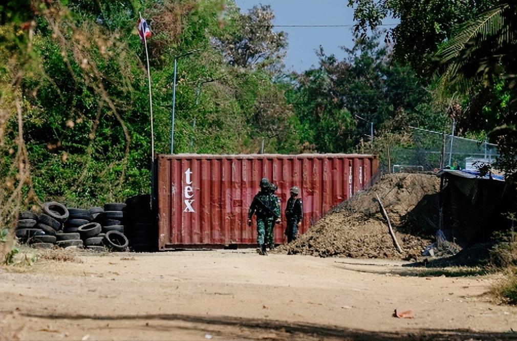 刚安生没几天的柬泰边境又乱套了，前几天还签着停火协议好好的，结果才一个多月，两国