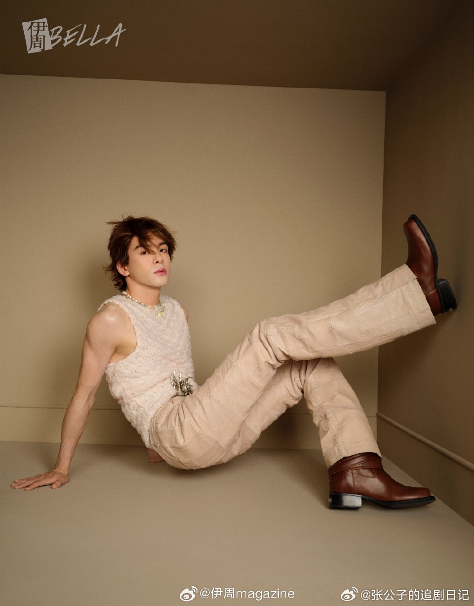 曾舜晞摸黑录音曾舜晞为了录好歌居然在录音棚摸黑干活，关掉灯光专心搞情绪，一点外界