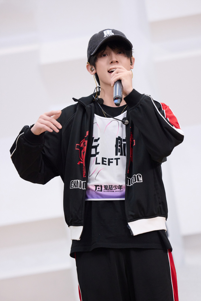 TOP彩排花絮照top澳门演唱会彩排照来了！！这次TOP演唱会还能线上观看直播！