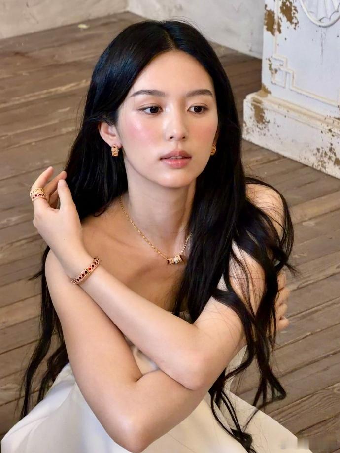 周也这张脸怎么拍都不会崩  周也的脸是标准脸 完美四高三低标准脸型，动态奔跑抓拍