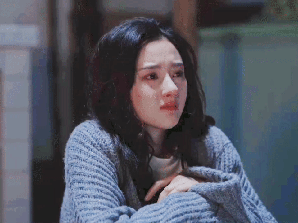 “一边微笑一边流泪那些激情后的陌生 被利用的信任累觉不爱的心 任性错过的人” 