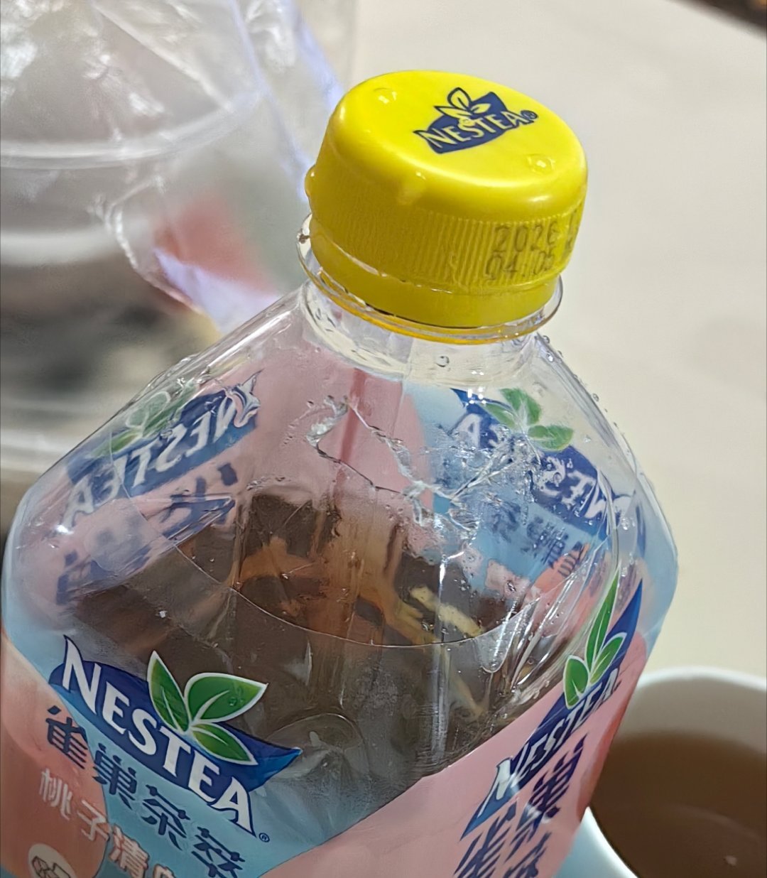 不想给人喝直说，瓶盖紧死和防贼一样，戳不死你个大厦避……气的我外卖都还没吃就一身