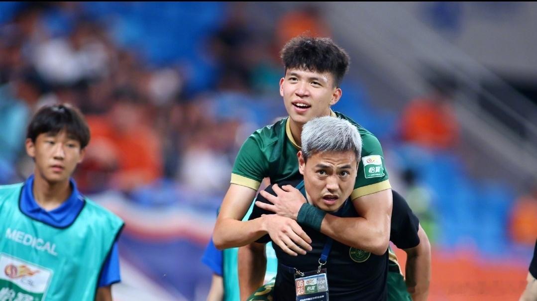 小王千万别有大事啊！王钰栋伤退足球 ​​​