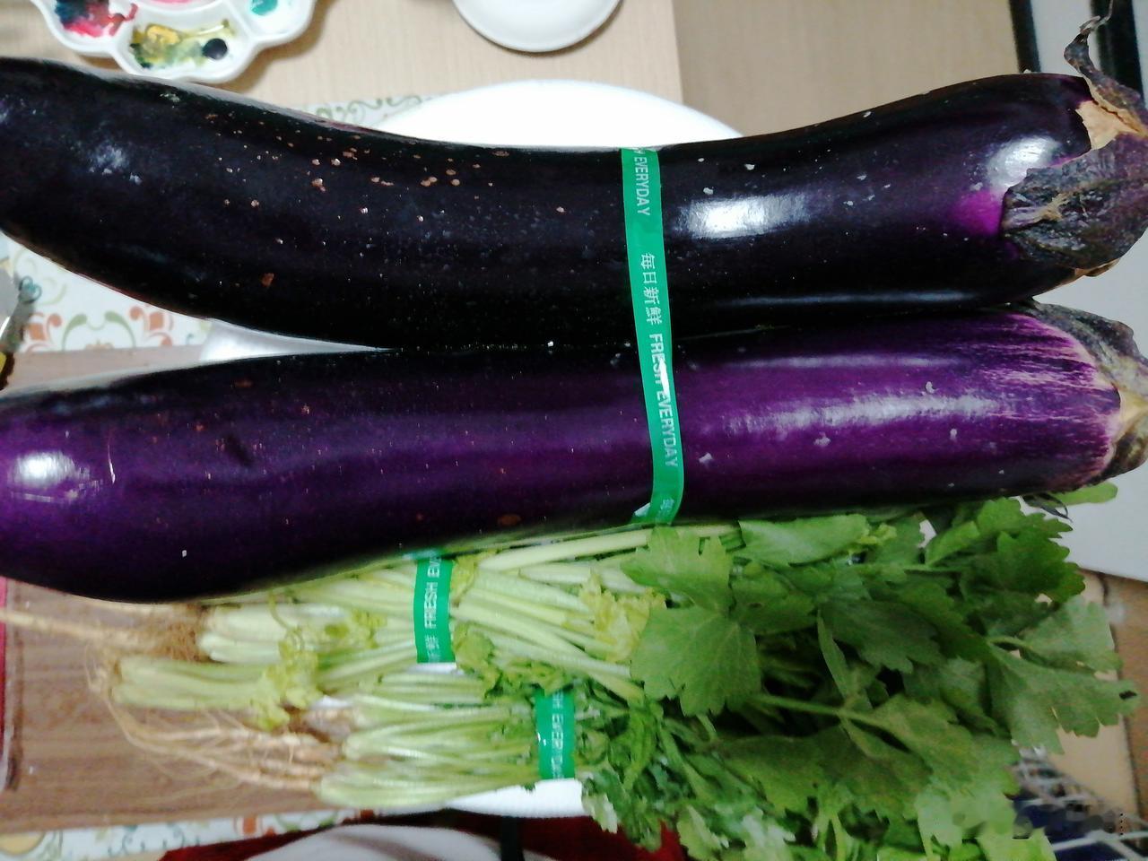 晚上我去超市扫菜。

扫菜是我自己发明的词儿。

一般晚上七八点以后，超市会有特