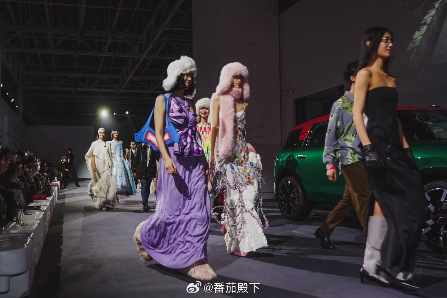 哥最近狂吹新一代SU7，因为同价位确实是无敌的水平。米粉爽不爽我不知道，反正某群