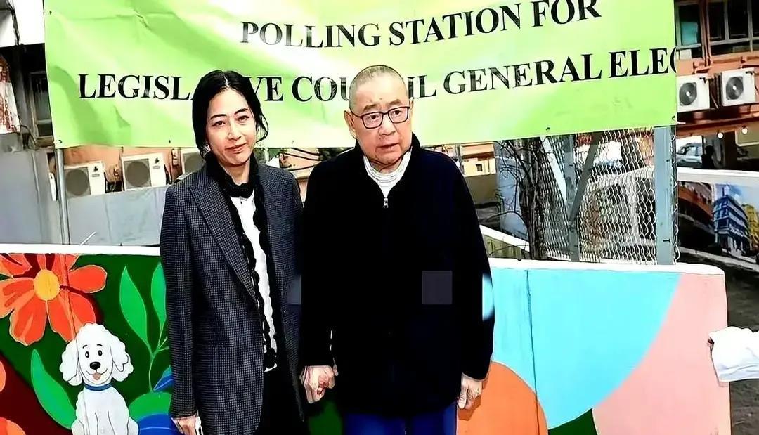 大刘现在活成了“药罐子”。
 
肾衰、糖尿病、刚做完心脏手术，连喝水都要掐点。甘