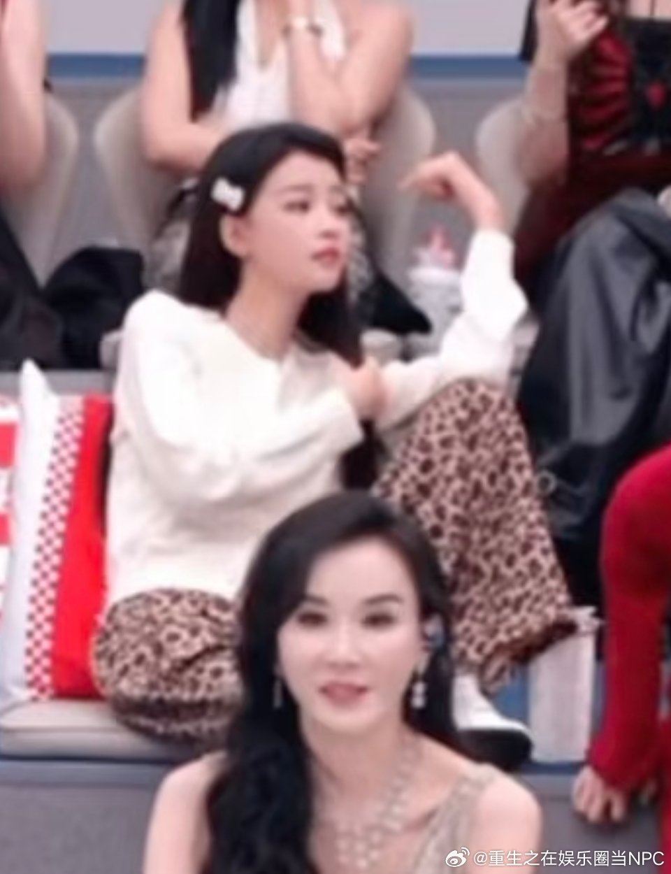 孙怡是不是忘了这是直播孙怡穿个睡裤就来了看她那个发型，估计也没做造型姐是真把浪姐