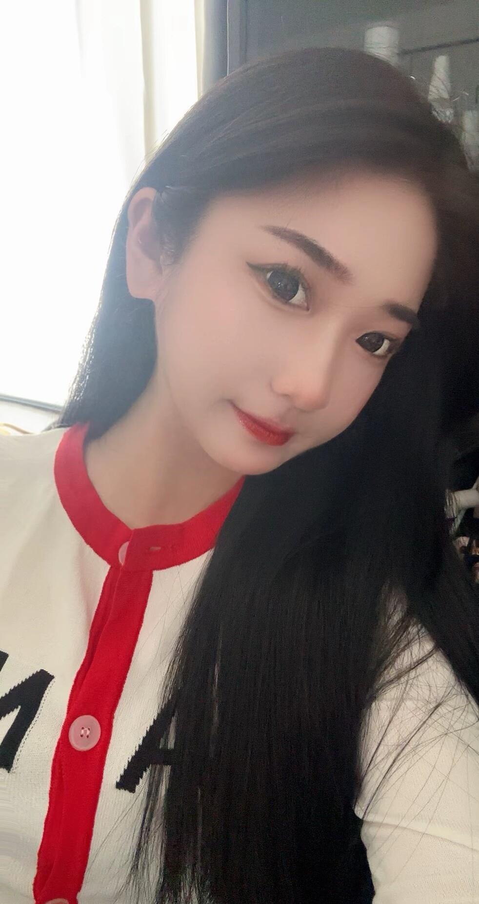 红袖添香夜，美人倚窗思。