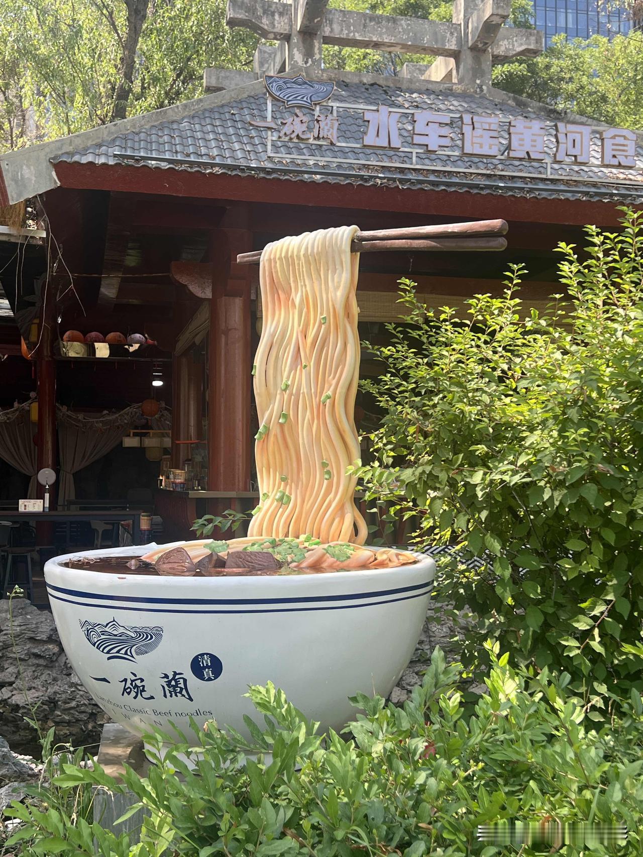 放晴之后，气温逐渐升高。无雨的日子里，空气虽好，阳光也充足，但尘土相对较多，反倒