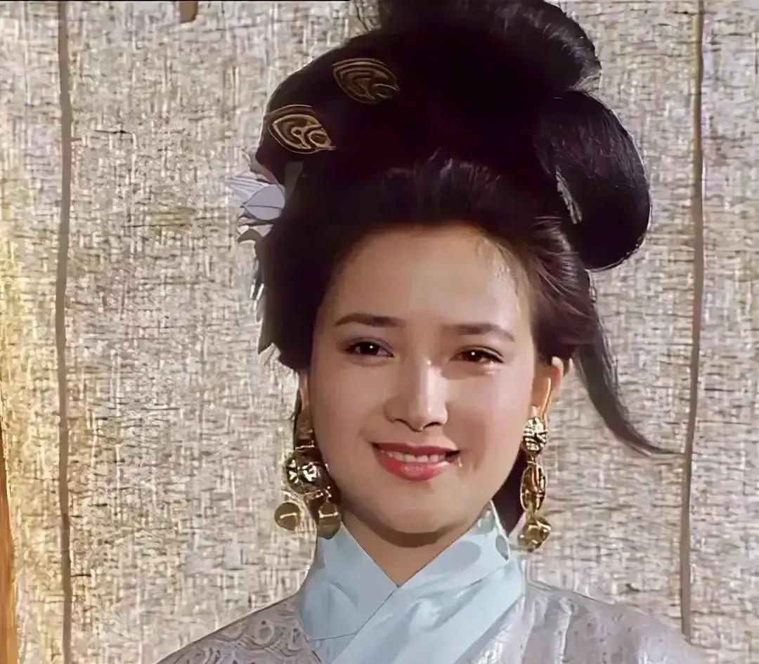 刷到“何晴脑瘤去世”那行字，我愣了半分钟。
童年滤镜里的林妹妹、小乔、李师师，怎