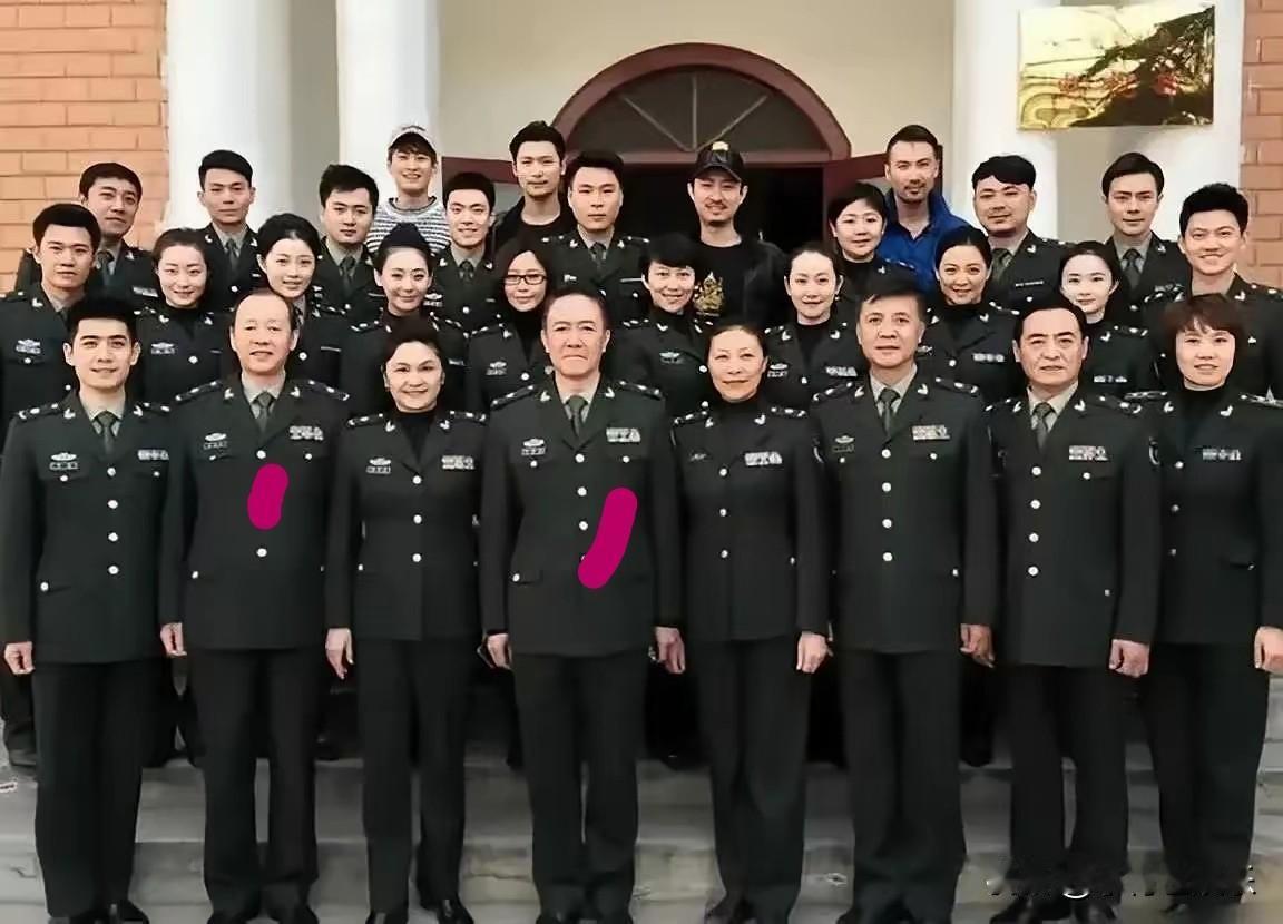原来他俩都是原八一电影制片厂的，两人都是老戏骨，只是戏路有所不同，右边的是李幼斌