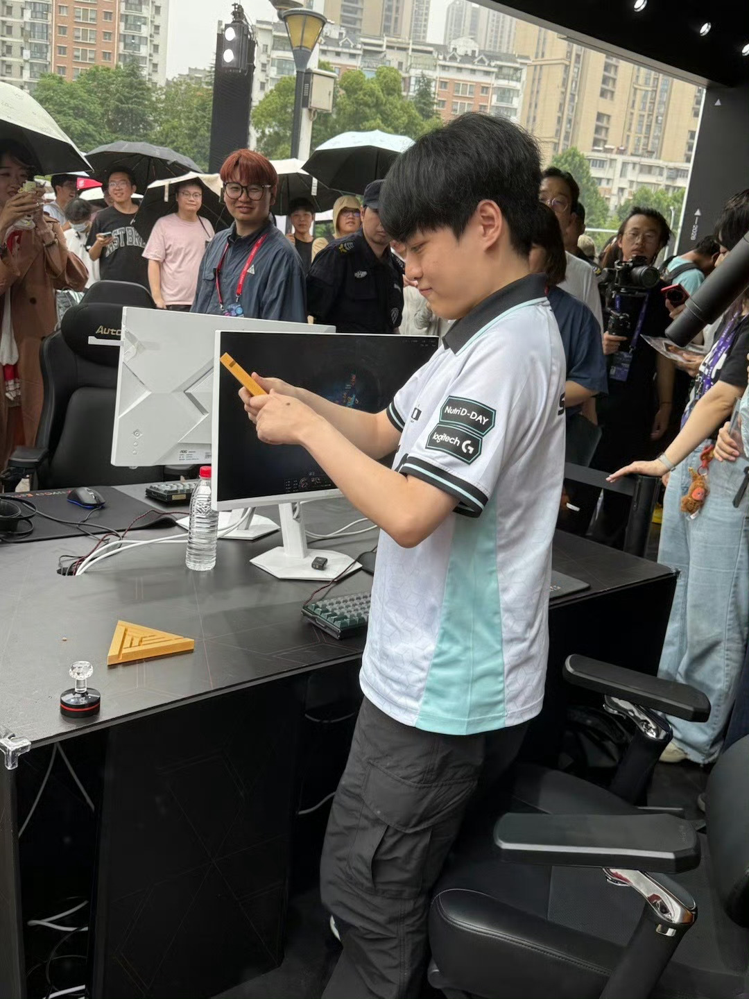 ShowMaker掰断EWC钥匙ShowMaker现场掰断EWC钥匙只是线下粉丝