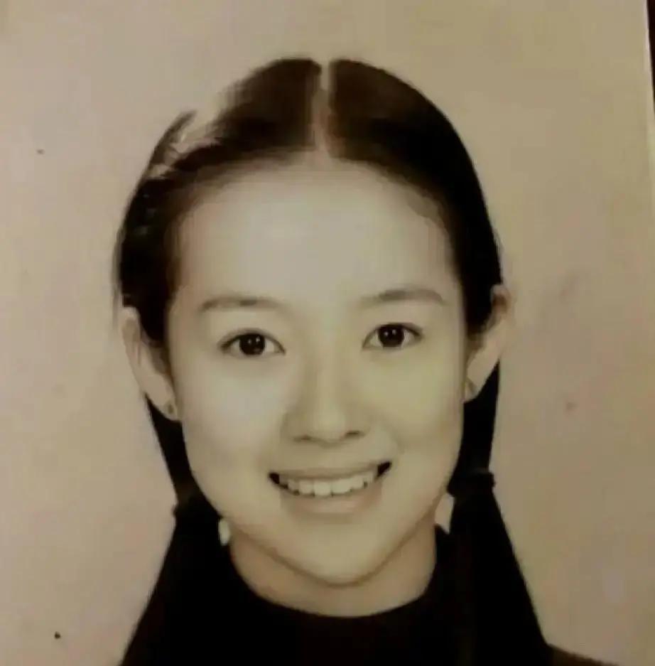 8岁娃用英语讲电影配色，碾压一票成人
 
戛纳红毯边，章子怡女儿对着外媒聊《坠落