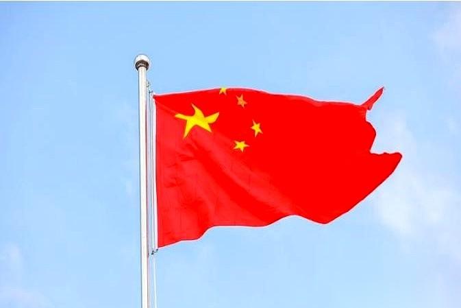 美军特种兵，直接从天而降，干到了一艘在公海开得好好的货轮上。
船是巴拿马的，但货