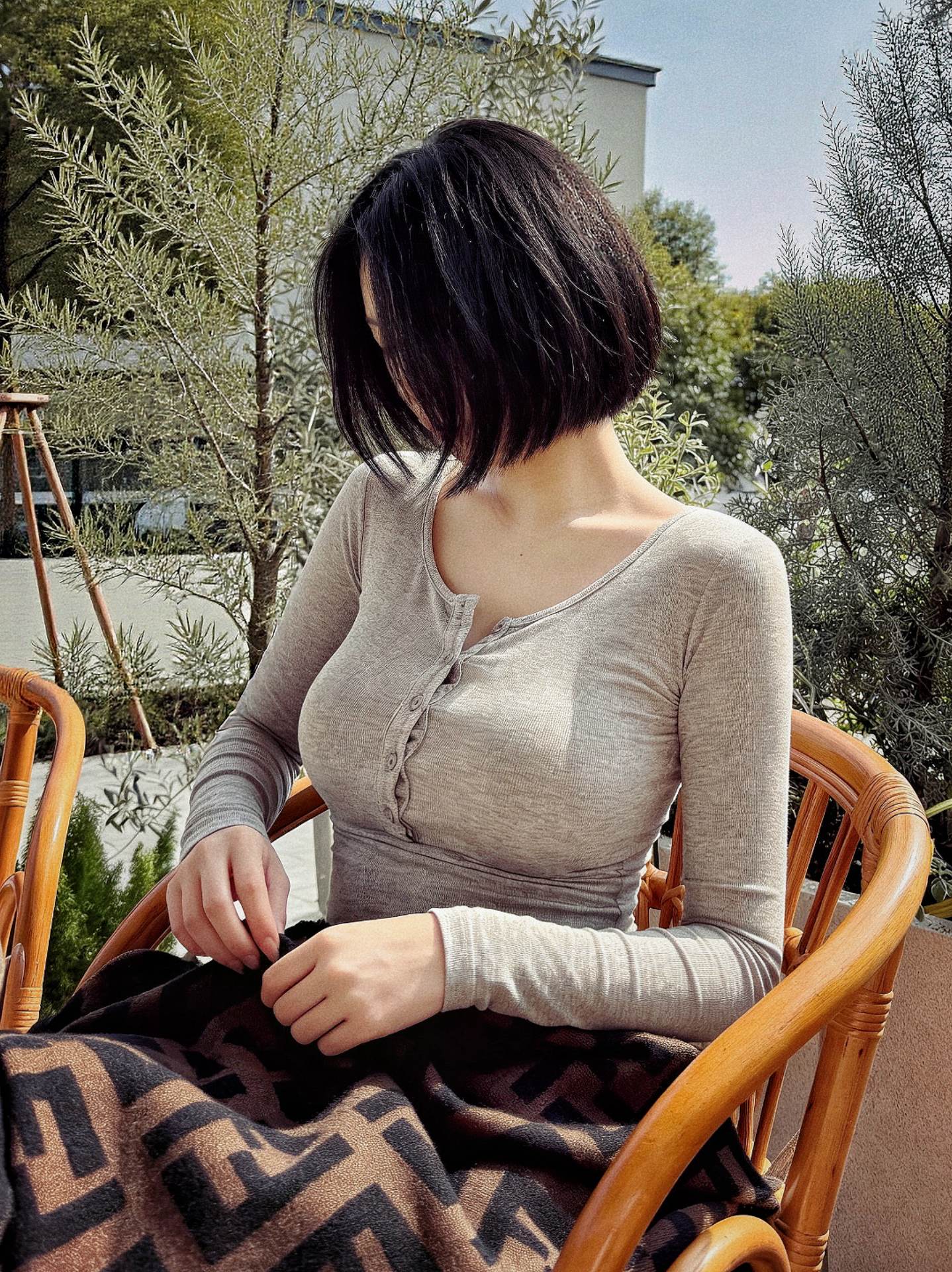 姐妹不知道你舍不得什么，长着一张漂亮的脸蛋……