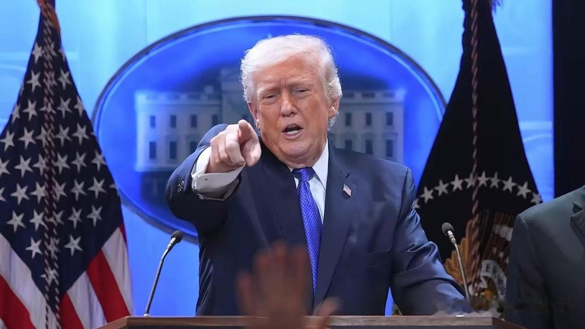 特朗普刚宣布对全球所有国家征收10%的进口关税。 
几天后，他又把数字改成了15