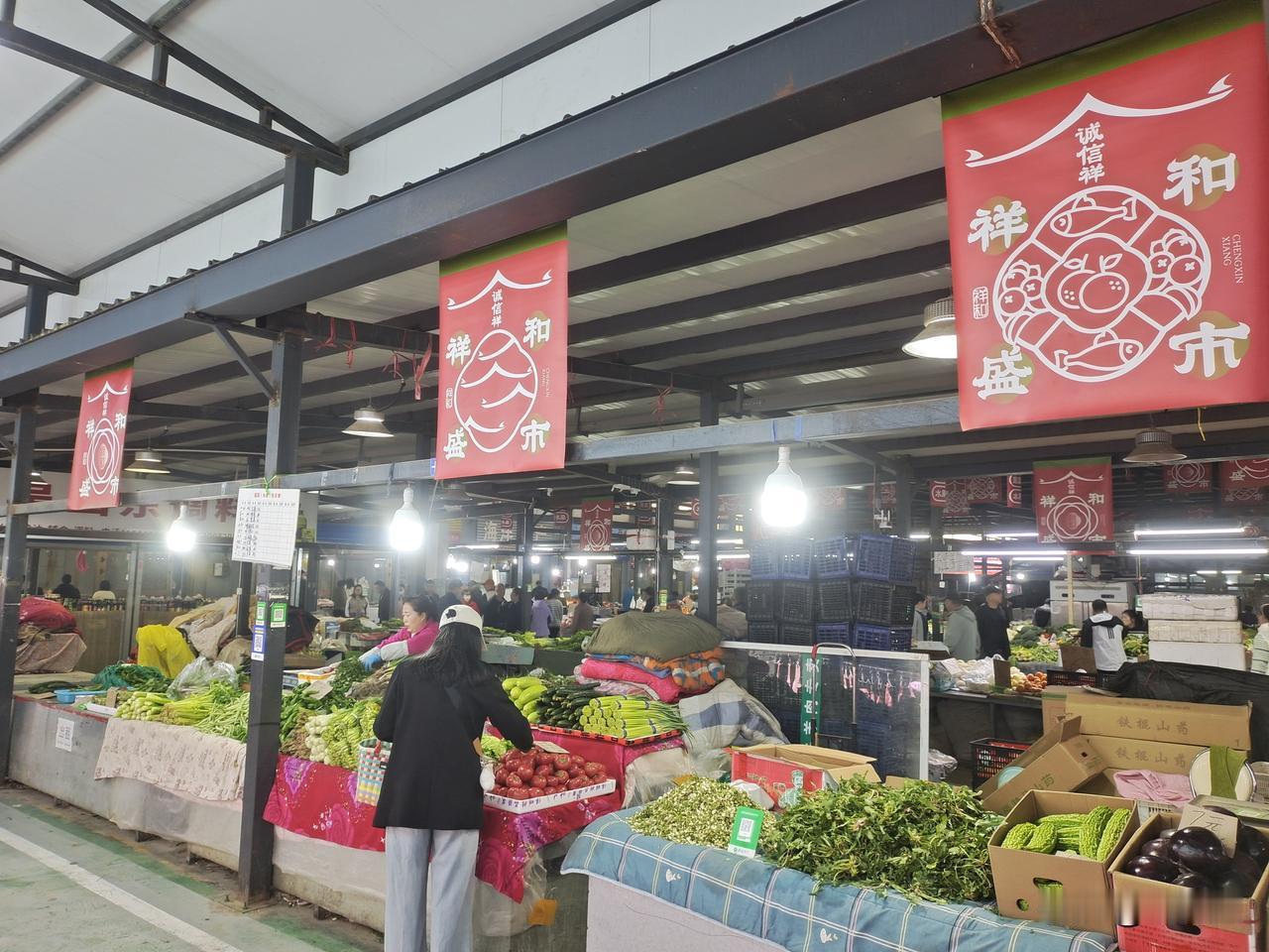 乌鲁木齐市诚信祥综合农贸市场生意真红火。
    在过去，位于乌鲁木齐市杭州东街