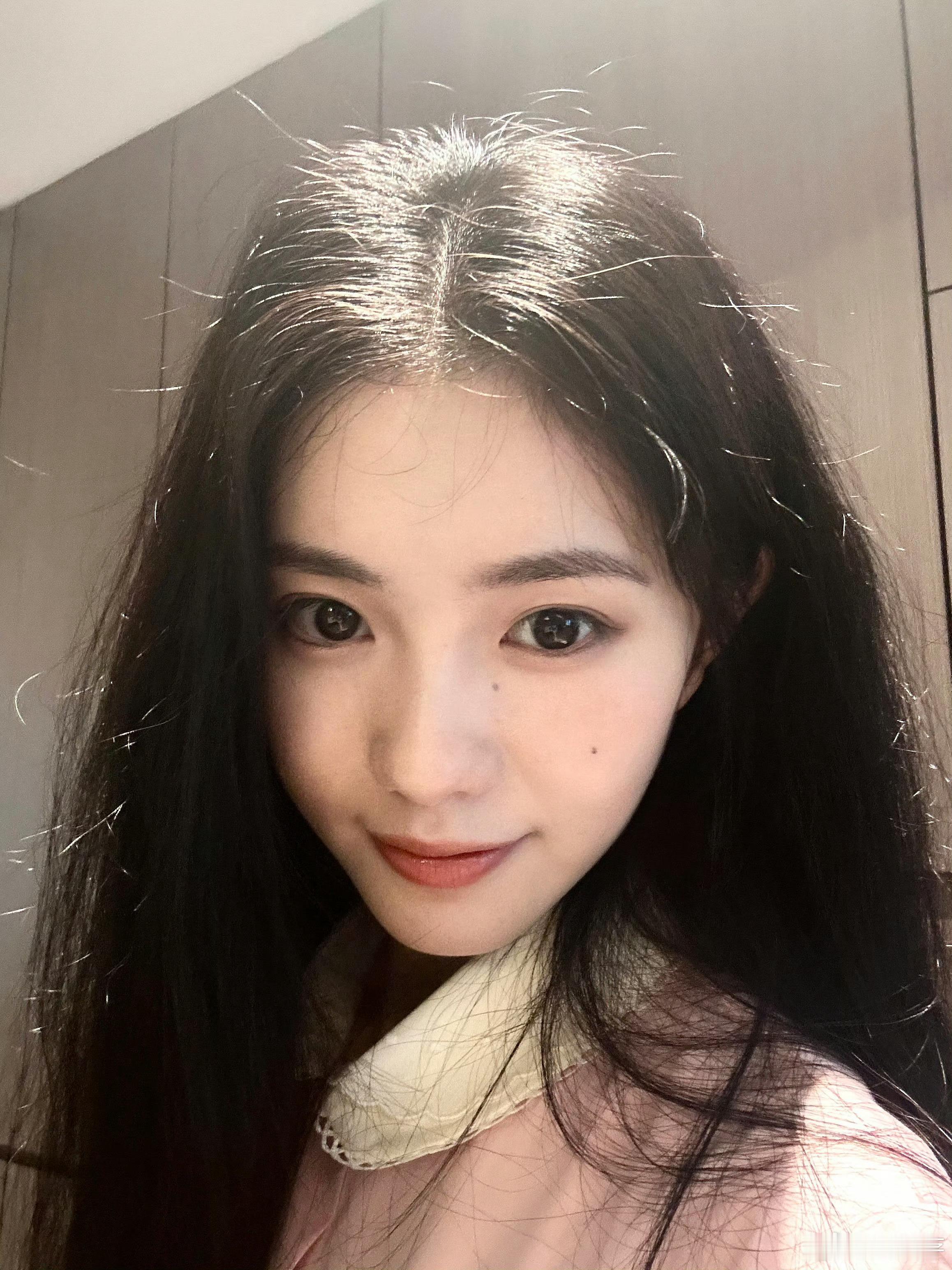 深圳偶遇刘浩存买粽子好多人端午偶遇买粽子的路透，瞬间被这份生活化的烟火气戳中！6