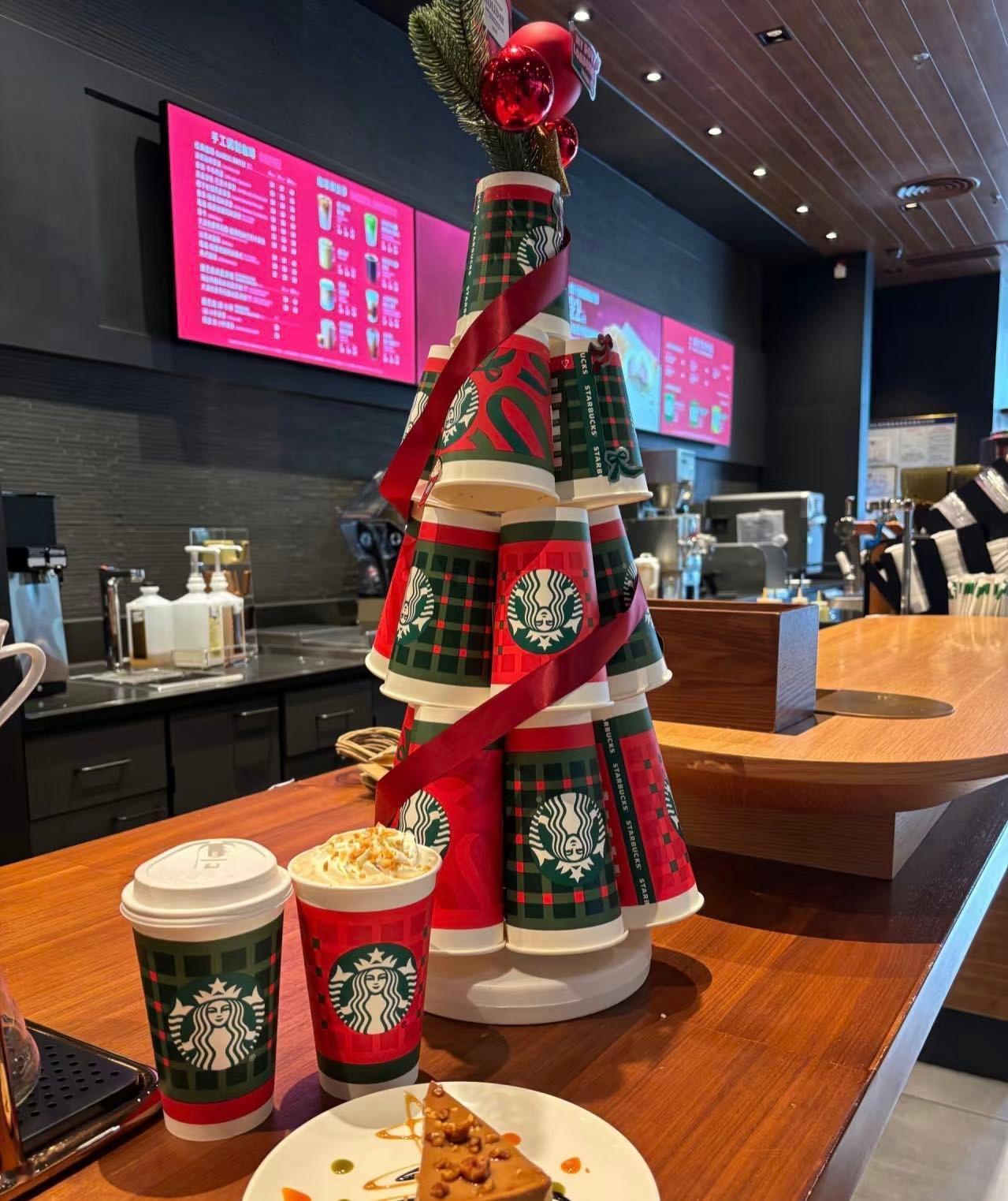 救命！我是来星巴克赶方案的，不是来开专场千禧怀旧金曲KTV的！点单时突然听到《笑